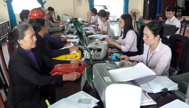 Phòng giao dịch NHCSXH huyện Quảng Ninh giải ngân kịp thời mức vay mới cho HSSV tựu trường