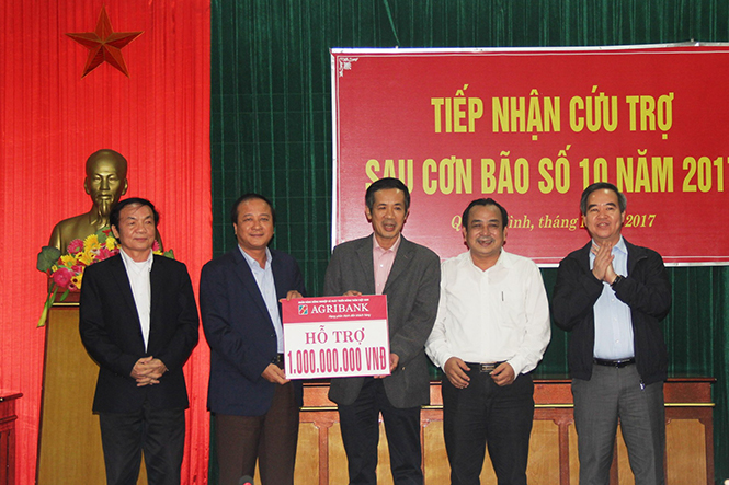 Đồng chí Trưởng ban Kinh tế Trung ương trao hỗ trợ của Agribank Việt Nam cho Quảng Bình