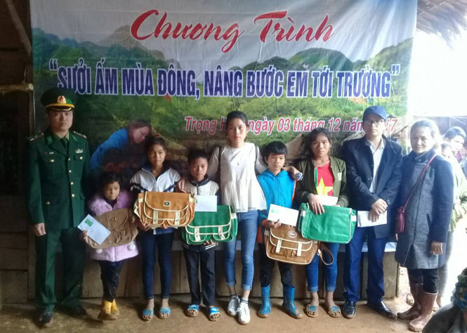 Chương trình 'Sưởi ấm mùa đông nâng bước em đến trường'