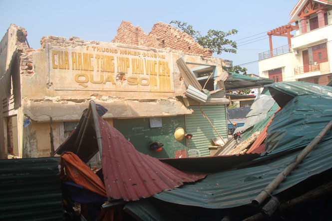Sập chợ, 2 người bị thương