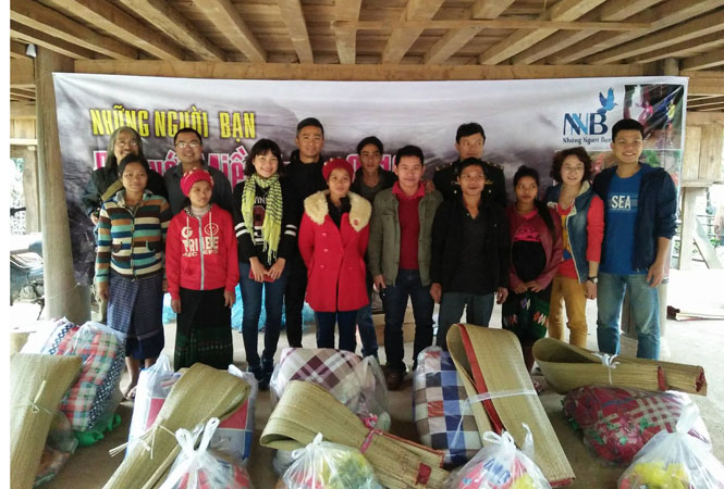 Trao 60 suất quà cho người dân bản Ba Loóc