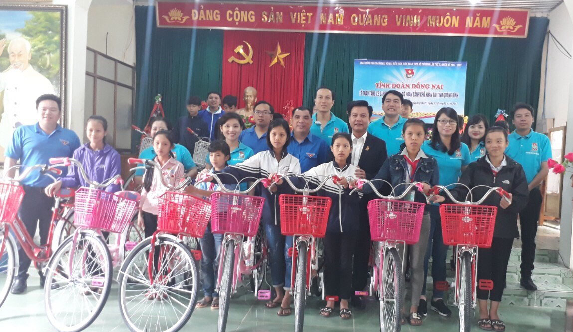 Trao tặng 30 chiếc xe đạp cho học sinh nghèo  ở xã Quảng Tiến