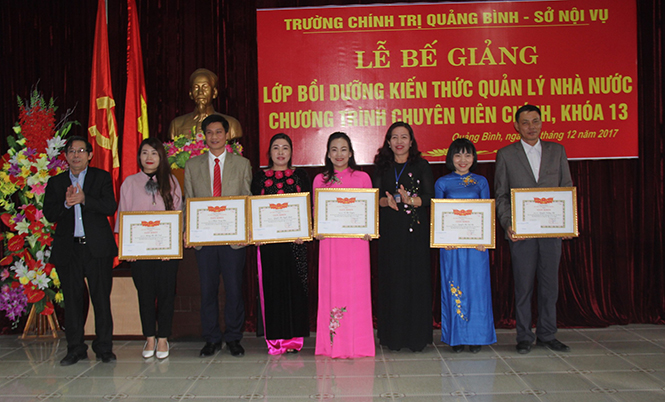 Bế giảng lớp bồi dưỡng kiến thức quản lý Nhà nước chương trình chuyên viên chính, khóa 13