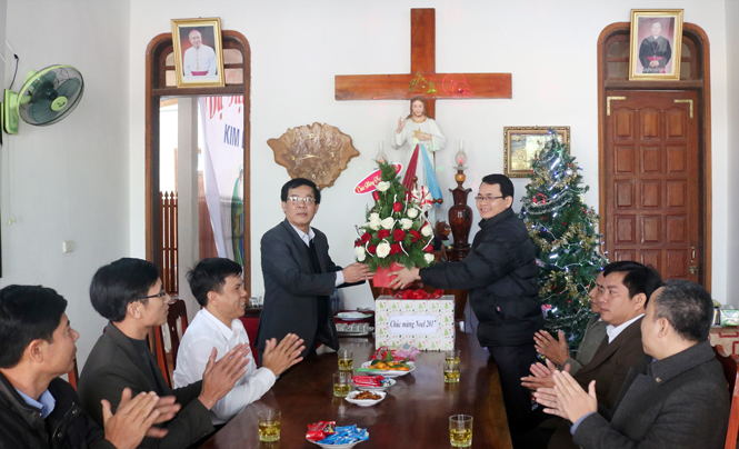 Đoàn công tác của tỉnh thăm, tặng quà các cơ sở tôn giáo nhân dịp lễ Noel