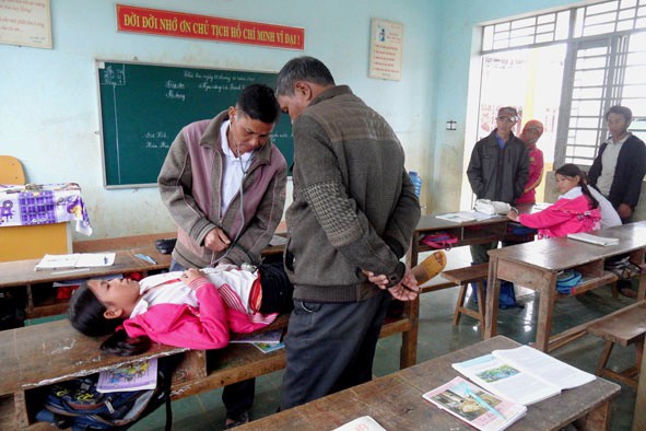 Lập đoàn điều tra hiện tượng nhiều học sinh 'bỗng la hét, bỏ chạy'