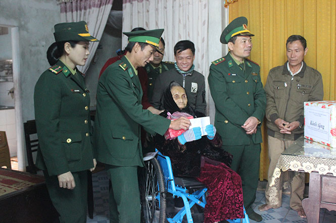 Thăm, tặng quà Bà mẹ Việt Nam anh hùng