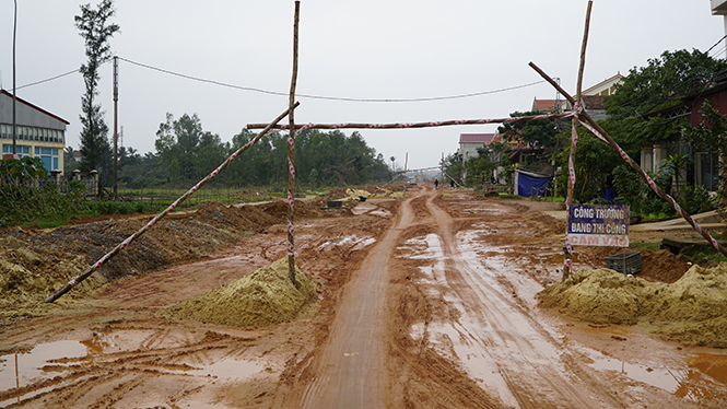Dân kêu khổ vì đường thi công 4 năm chưa xong