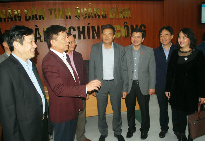 Đồng chí Chủ tịch UBND tỉnh kiểm tra tình hình hoạt động tại Trung tâm hành chính công tỉnh
