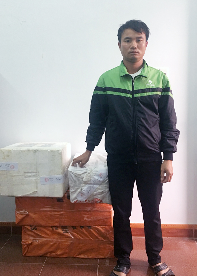 Bắt quả tang đối tượng vận chuyển, tàng trữ 62 hộp pháo
