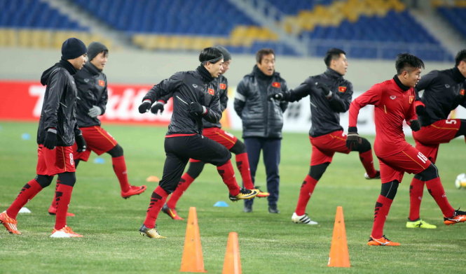 U-23 VN tập làm quen với mặt sân chính