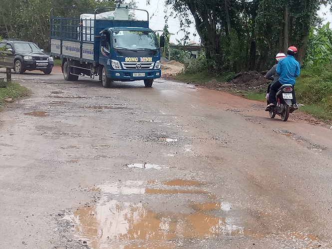 Một tuyến đường bị hư hỏng nặng