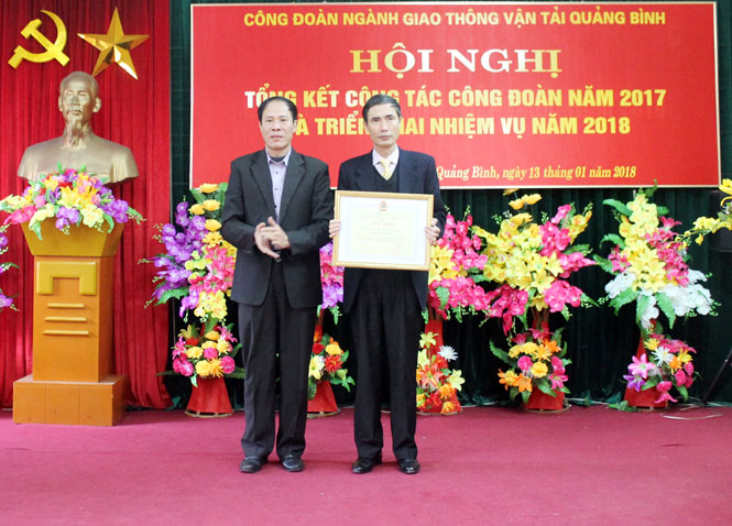 Bảo đảm đủ việc làm, tăng thu nhập, thực hiện tốt các chế độ cho đoàn viên, người lao động