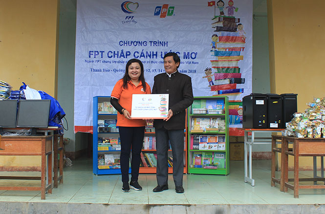 Tập đoàn FPT thăm và tặng quà cho học sinh miền núi Quảng Bình