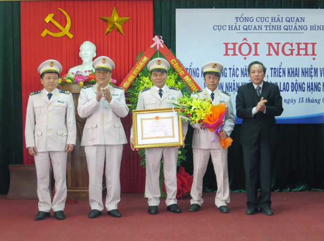 Cục Hải quan Quảng Bình đón nhận Huân chương Lao động hạng Nhất