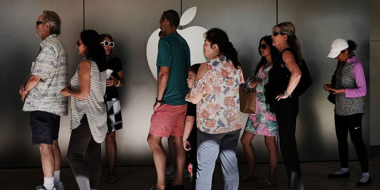 Apple 'rối' vì người dùng iPhone ồ ạt thay pin mới