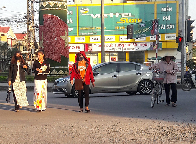 Về quy định đi bộ sai luật gây TNGT nghiêm trọng có thể bị phạt tù: Nhiều người vẫn thờ ơ