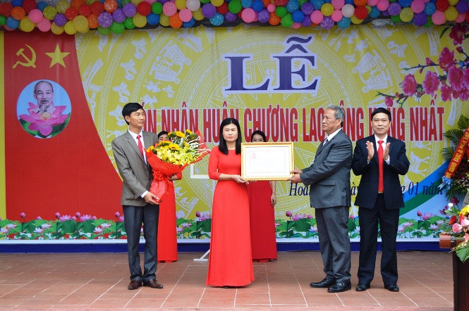 Trường THCS Quách Xuân Kỳ đón nhận Huân chương Lao động hạng Nhất