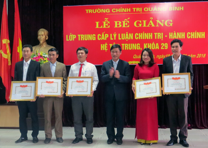 Bế giảng lớp Trung cấp lý luận Chính trị-Hành chính khóa 29