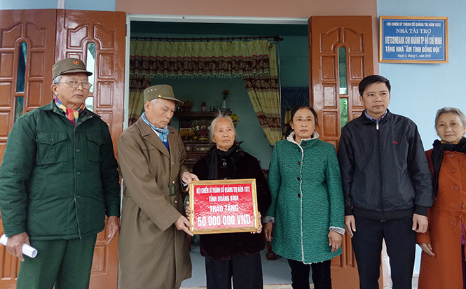Hội Chiến sỹ Thành cổ Quảng Trị năm 1972 tỉnh Quảng Bình trao nhà tình nghĩa
