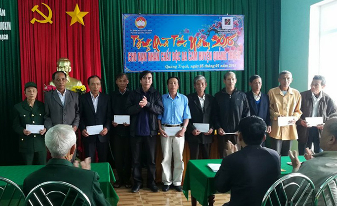 Trao quà tết cho nạn nhân chất độc da cam