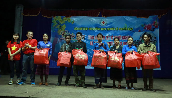 Trường THPT chuyên Võ Nguyên Giáp tổ chức 'Tết vì người nghèo và xuân biên giới' năm 2018