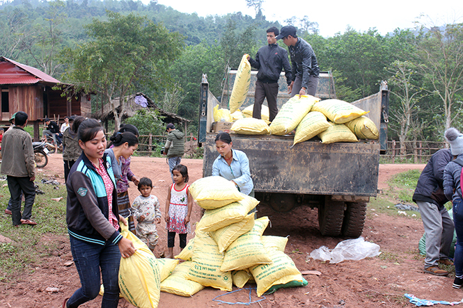 Thắp sáng bản nghèo