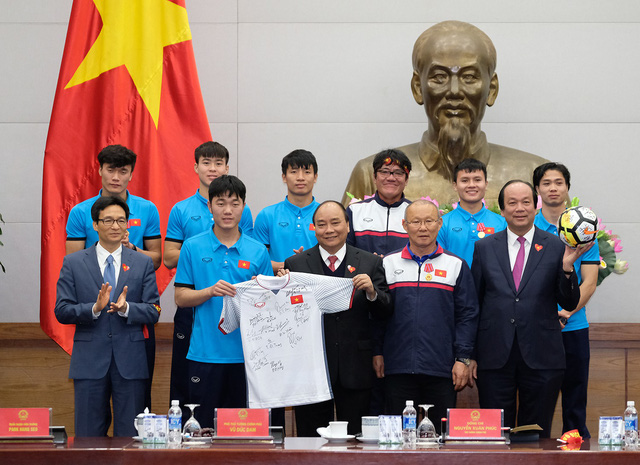 Thủ tướng tặng bóng và áo U23 để đấu giá vì người nghèo