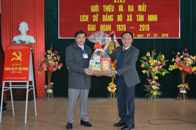 Ra mắt tập Lịch sử Đảng bộ xã Tân Ninh (1930-2015)