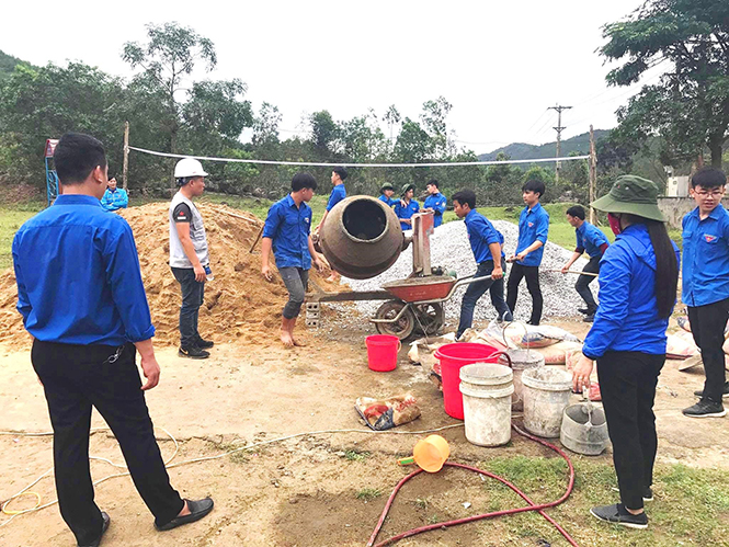 Trao hơn 2.100 suất quà Tết cho gia đình chính sách và người nghèo