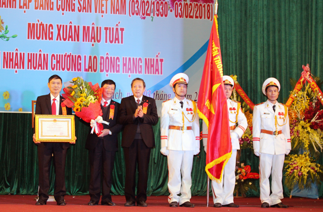Huyện Bố Trạch đón nhận Huân chương Lao động hạng Nhất