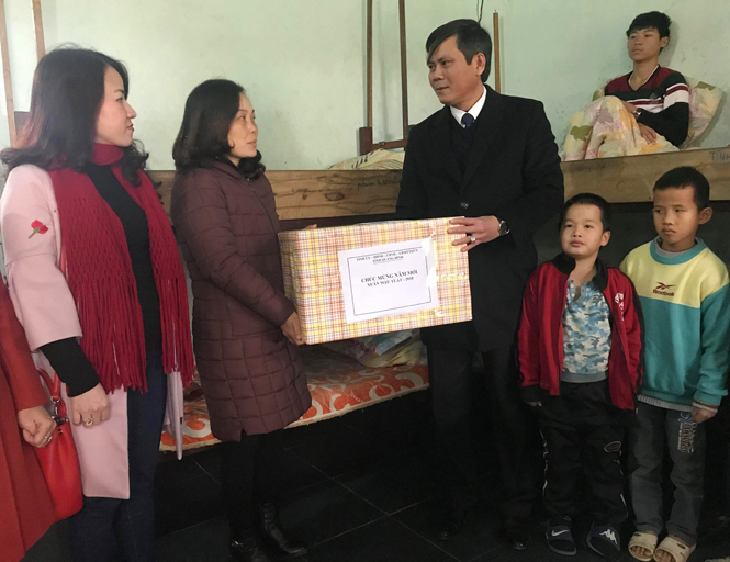 Thăm, tặng quà Tết các đơn vị và cá nhân trên địa bàn huyện Quảng Trạch