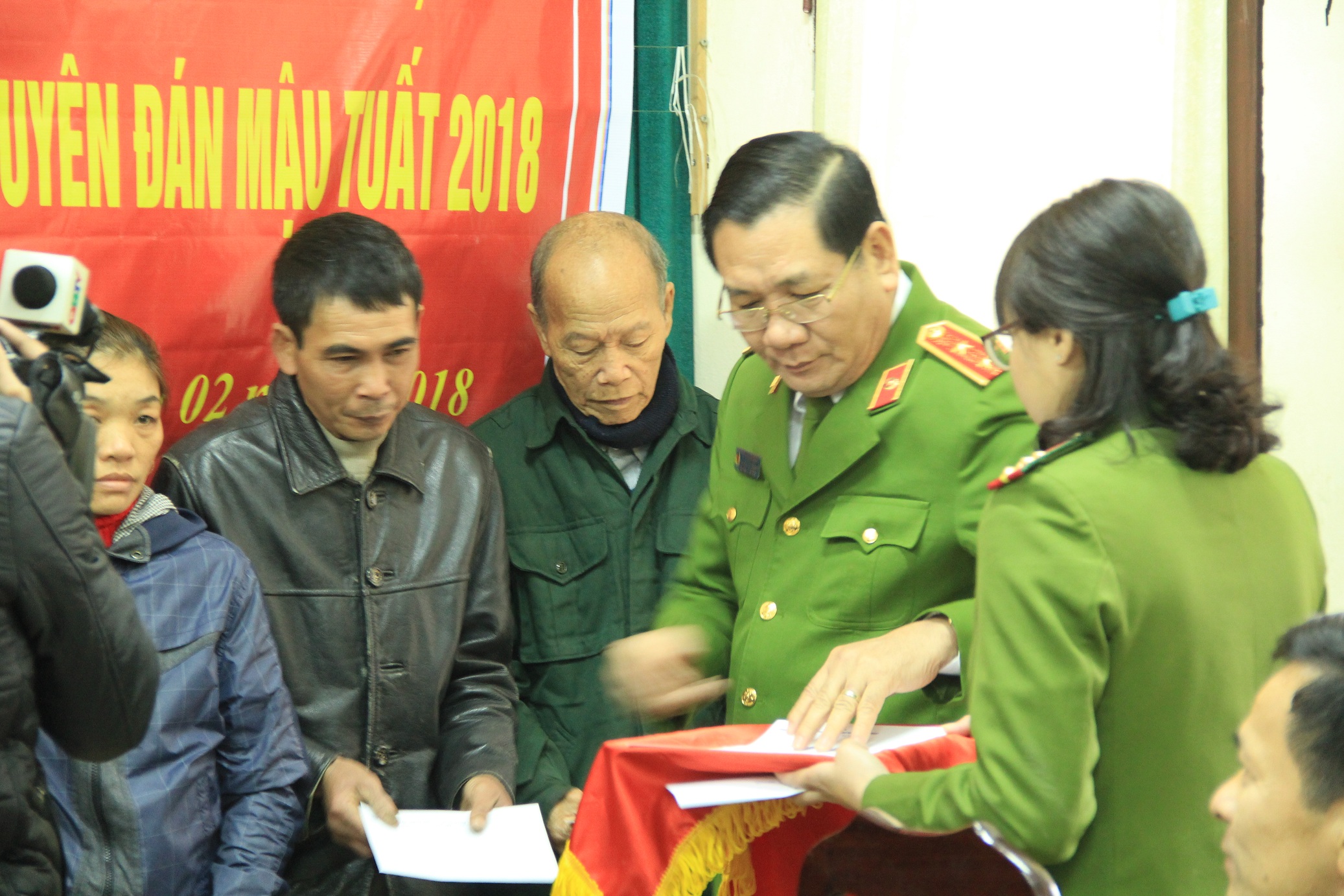 Tổng cục VIII, Bộ Công an trao quà cho người nghèo tại Quảng Bình