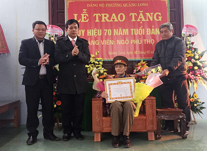 Thị xã Ba Đồn: Trao tặng Huy hiệu 70 năm tuổi Đảng