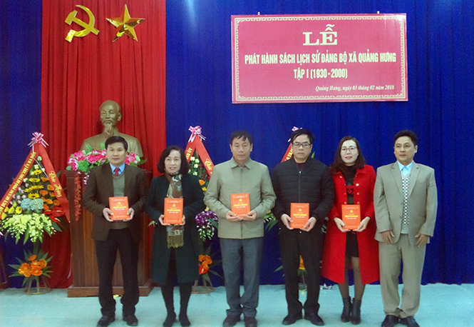 Quảng Trạch: Phát hành sách lịch sử Đảng bộ xã Quảng Hưng