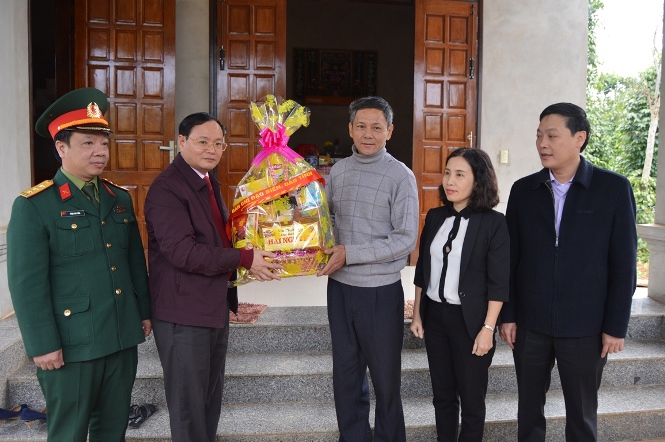 Đồng chí Phó Chủ tịch UBND tỉnh thăm Tết gia đình cán bộ, chiến sĩ công tác tại vùng biển đảo Tổ quốc