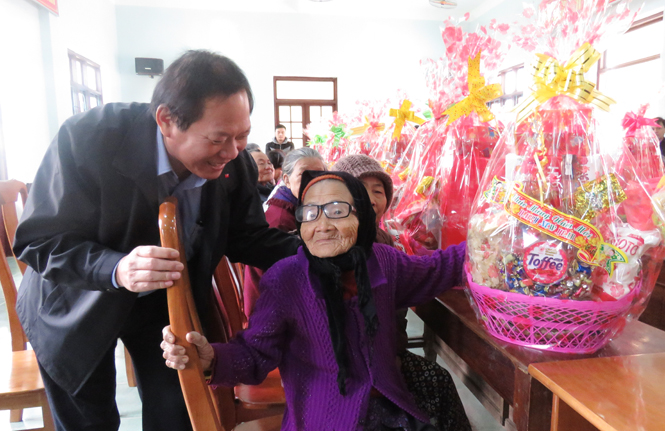 Bộ trưởng Trương Minh Tuấn thăm, tặng quà cho các gia đình chính sách và hộ nghèo