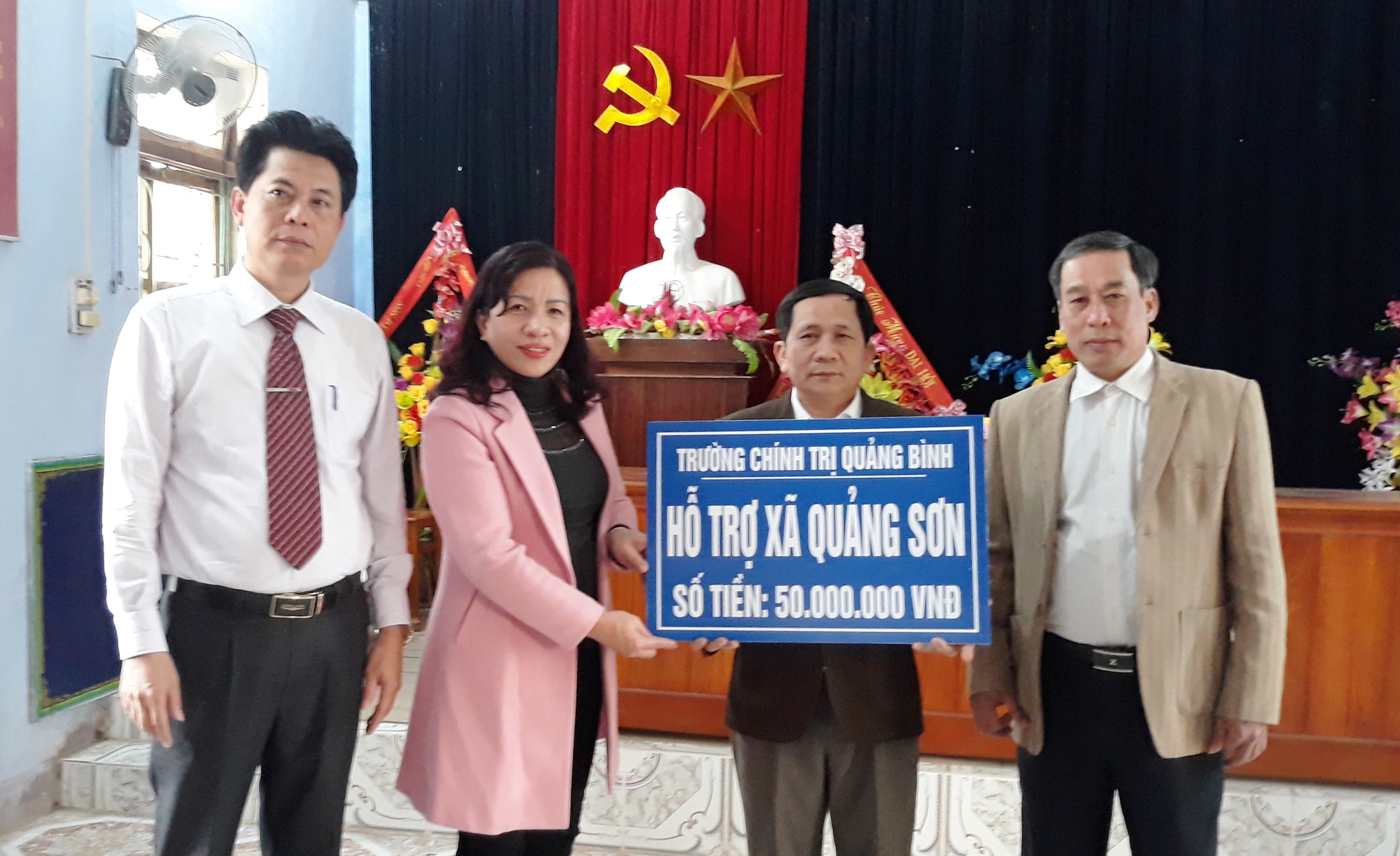 Trường Chính trị tỉnh hỗ trợ 50 triệu đồng cho xã Quảng Sơn