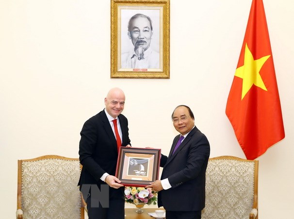 Thủ tướng Nguyễn Xuân Phúc tiếp Chủ tịch Liên đoàn Bóng đá thế giới