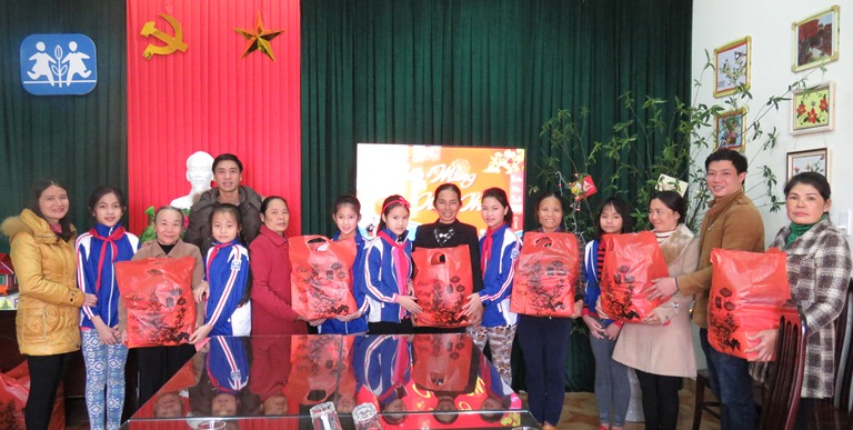 Trường tiểu học Đồng Phú tặng quà Tết cho học sinh nghèo