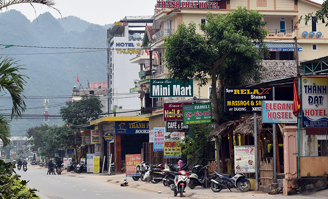 Phố Tây ở "Vương quốc hang động"