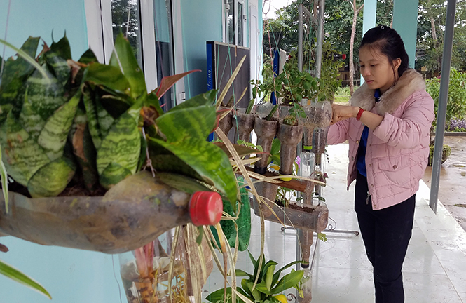 Làm đẹp trường học bằng... rác