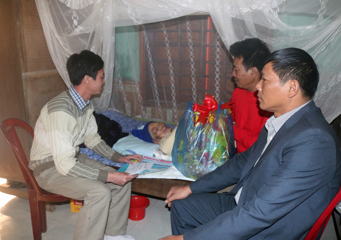 Báo Quảng Bình thăm, tặng quà Tết và trao tiền phụng dưỡng cho Mẹ Việt Nam anh hùng Cao Thị Tuyết
