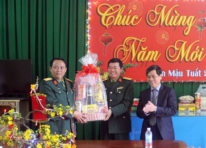 TP. Đồng Hới:  Đồng chí Bí thư Thành ủy Đồng Hới thăm và tặng quà các đơn vị trực Tết