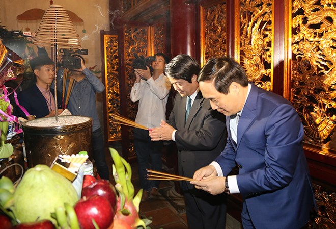 Dâng hương tưởng niệm các Vua Hùng đêm giao thừa Xuân Mậu Tuất 2018