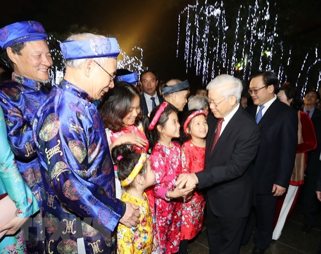 Tổng Bí thư chung vui cùng người dân Thủ đô chào đón Giao thừa