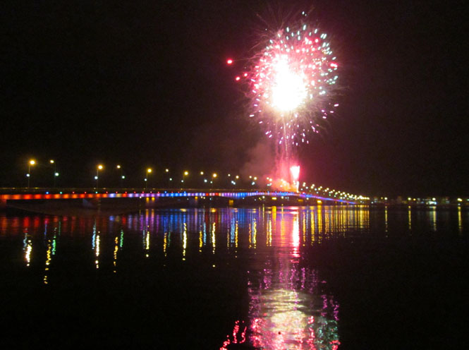TP. Đồng Hới: Bắn pháo hoa đón chào năm mới Mậu Tuất 2018