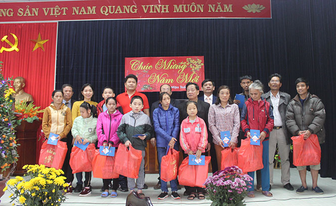 Thăm, tặng quà trẻ khuyết tật và trẻ mồ côi