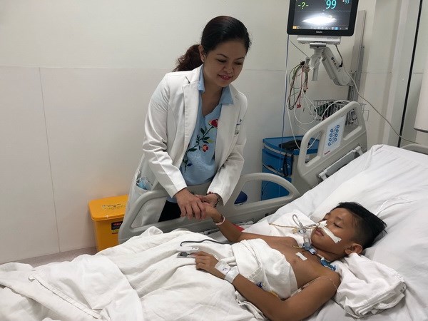 Chơi xe trượt điện trong ngày Tết, một bé trai bị vỡ thanh quản