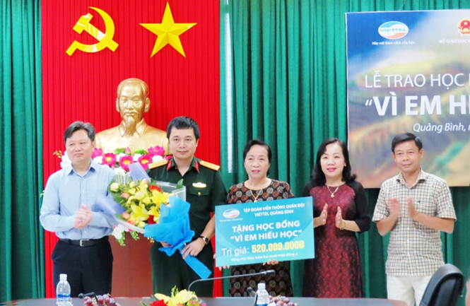 Viettel Quảng Bình đồng hành cùng học sinh, sinh viên nghèo hiếu học