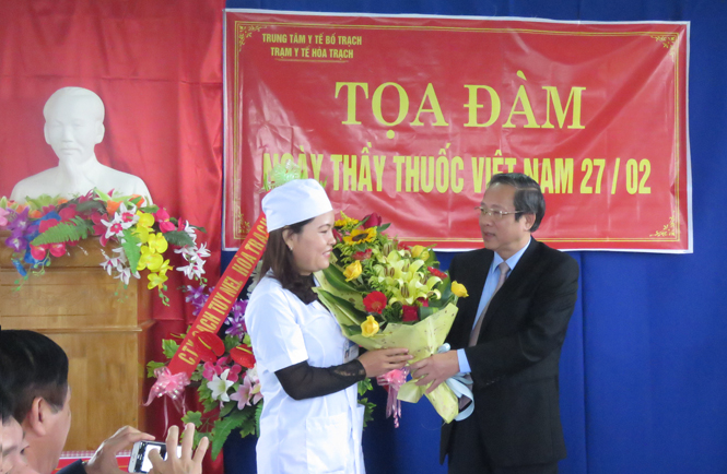 Đồng chí Bí thư Tỉnh ủy  thăm, chúc mừng các y bác sỹ Trạm y tế xã Hòa Trạch
